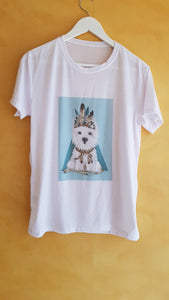 camiseta blanca con un gracioso dibujo de un perro westy  con plumas y fondo azul 